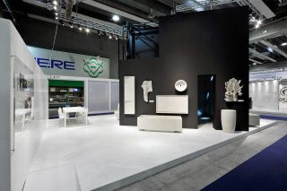 esposizione tavolo in marmo Bianco di Carrara con superficie patinata esposizione tavolo in marmo Bianco di Carrara con superficie patinata