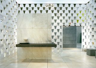 Lavabo sospeso con piletta di scarico a scomparsa e catino sovrapposto Lavabo sospeso con piletta di scarico a scomparsa e catino sovrapposto