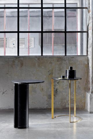 Side table with brass structure and marble surface Side table with brass structure and marble surface