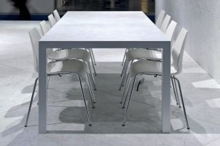 Tavolo in marmo Bianco di Carrara con superficie patinata su struttura in metallo verniciato Tavolo in marmo Bianco di Carrara con superficie patinata su struttura in metallo verniciato